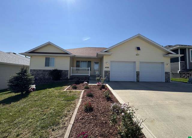 Property at 4266 Fieldcrest Dr, Sioux City, IA 51103, 5 beds, 3 baths