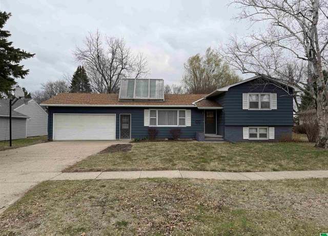 Property at 946 E Lewis St, Vermillion, SD 57069, 5 beds, 2 baths