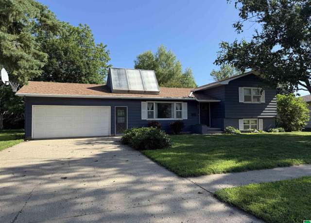 Property at 946 E Lewis St, Vermillion, SD 57069, 5 beds, 2 baths