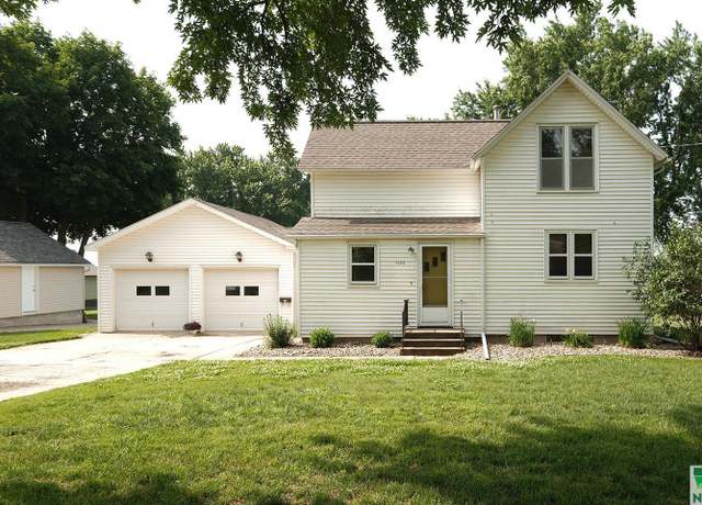 Property at 1608 1st St, Hull, IA 51239, 4 beds, 2 baths
