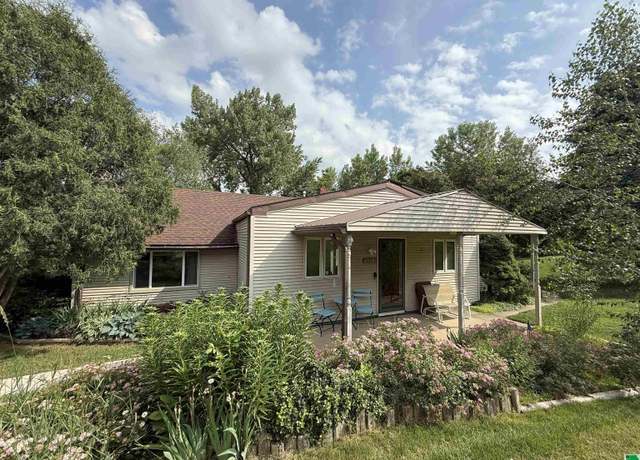 Property at 5301 Hamilton Blvd, Sioux City, IA 51108, 3 beds, 2 baths