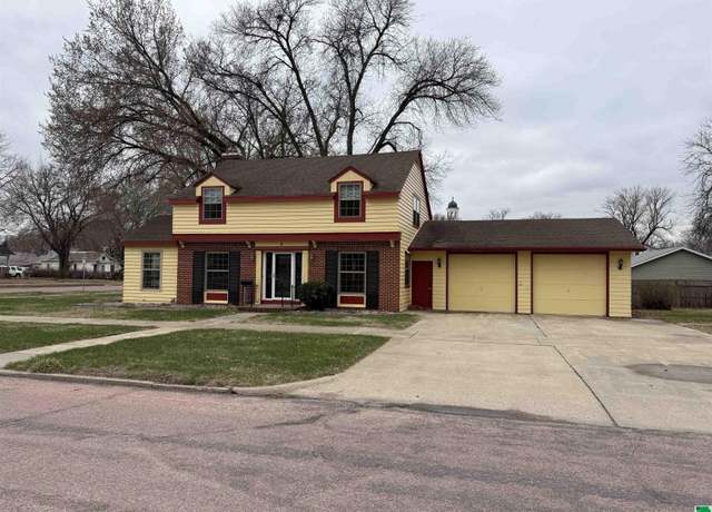 Property at 8 N Yale St, Vermillion, SD 57069, 3 beds, 1.5 baths