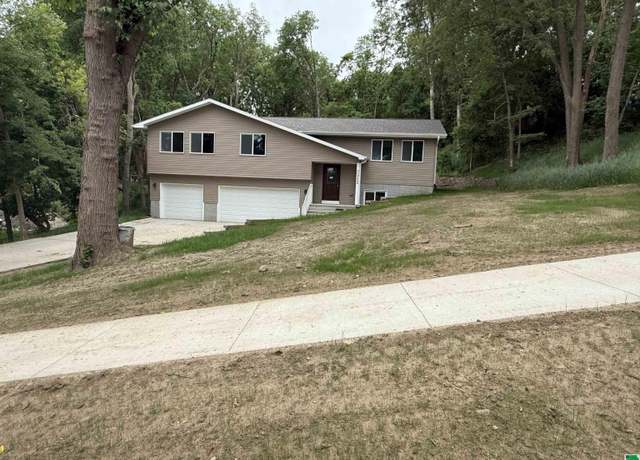 Property at 3322 Dodge Ave, Sioux City, IA 51106, 3 beds, 2 baths