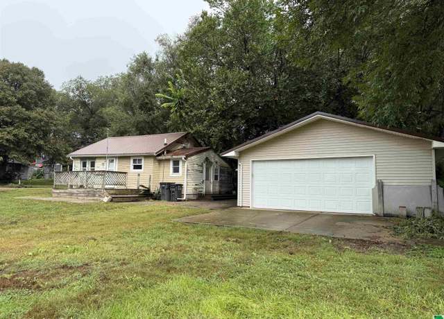 Property at 103 Carr St, Vermillion, SD 57069, 2 beds, 1 bath