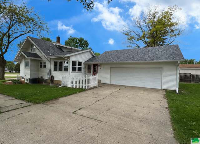 Property at 934 3rd Ave Ave SE, Lemars, IA 51031, 4 beds, 2.5 baths