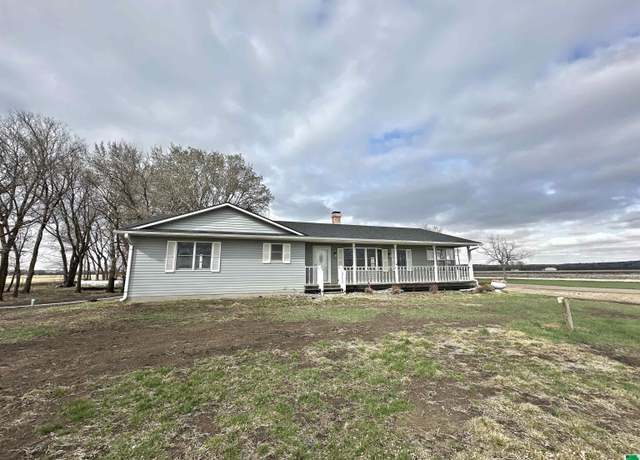 Property at 47952 325th St, Elk Point, SD 57025, 3 beds, 3.5 baths