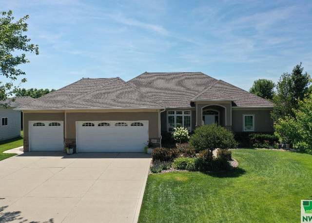 Property at 170 Saddlebrook Ct, Dakota Dunes, SD 57049, 5 beds, 3 baths