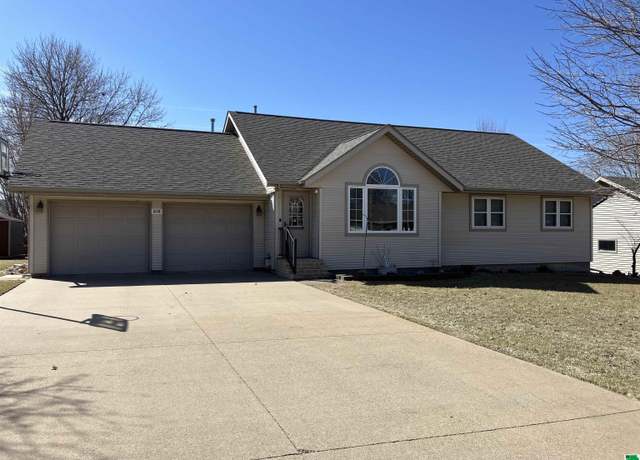 Property at 610 SE 10th St, Orange City, IA 51041, 4 beds, 3 baths