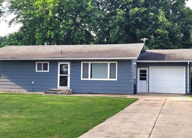 Property at 1812 E 9th St, Sheldon, IA 51201, 3 beds, 2 baths