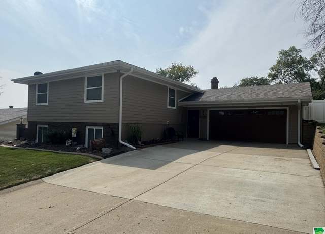 Property at 3025 Kensington Ct, Sioux City, IA 51104, 5 beds, 3 baths