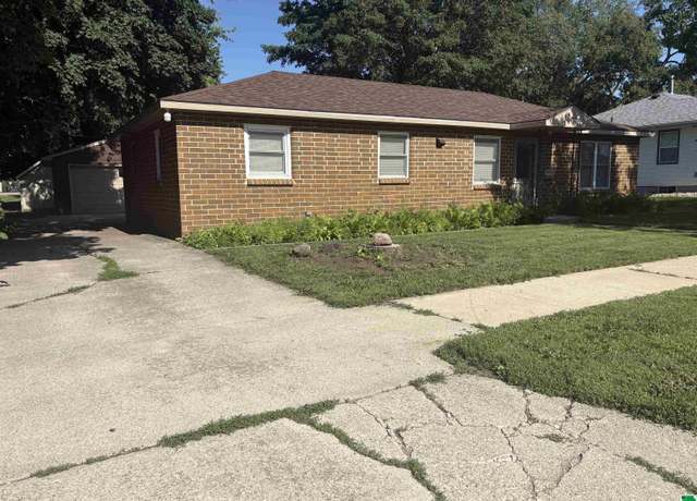 Property at 915 Pinecrest Dr, Storm Lake, IA 50588, 3 beds, 1 bath