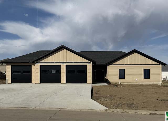 Property at 1209 9th Ave SE, Sioux Center, IA 51250, 4 beds, 2 baths