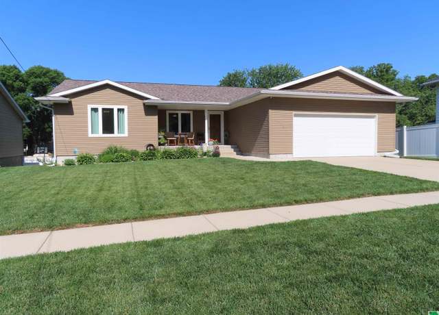 Property at 2725 S Royce St, Sioux City, IA 51106, 5 beds, 3 baths