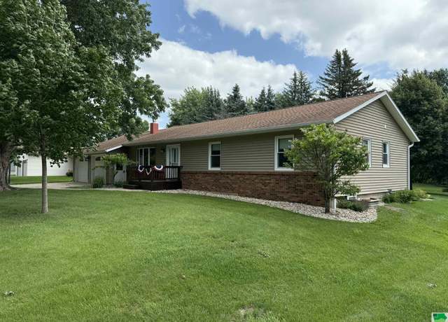 Property at 306 11th Ave Ave NE, Sibley, IA 51249, 4 beds, 3 baths
