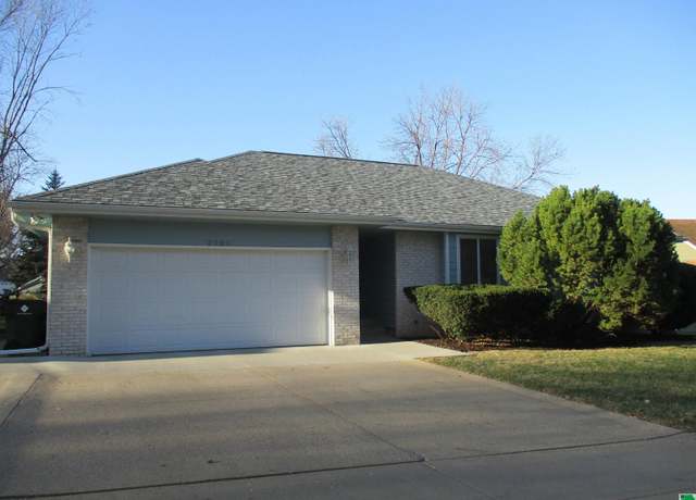 Property at 2006 Greenbrier Ct, Sioux City, IA 51104, 3 beds, 2 baths