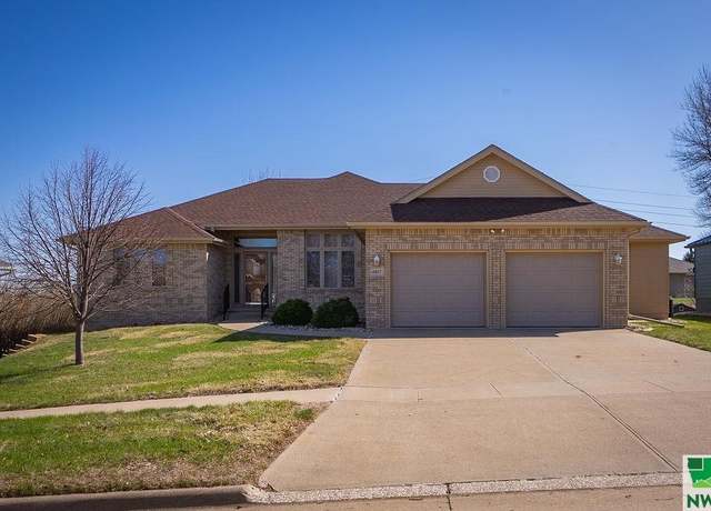 Property at 4877 Bradford Ln, Sioux City, IA 51106, 3 beds, 2.5 baths