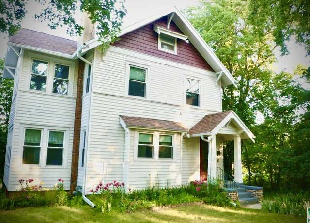 Property at 2317 Summit St, Sioux City, IA 51104, 4 beds, 2.5 baths