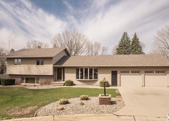 Property at 214 Kansas Ave Ave SW, Orange City, IA 51041, 3 beds, 2.5 baths