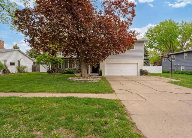 Property at 1200 Crestview Dr, Vermillion, SD 57069, 4 beds, 2.5 baths