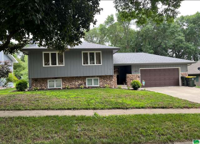 Property at 6104 Pine View Dr, Sioux City, IA 51106, 3 beds, 3 baths