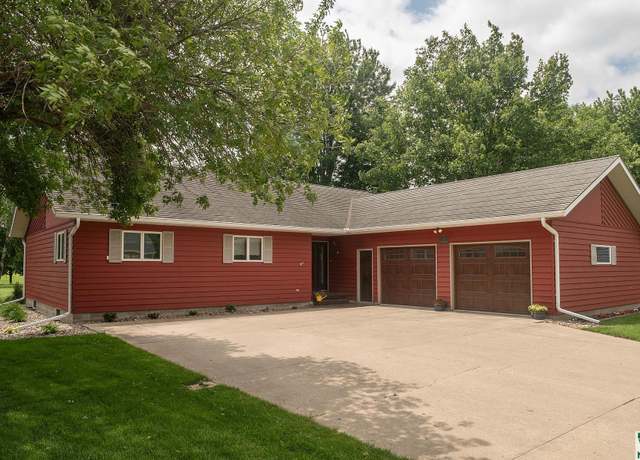 Property at 710 Fairway Ct, Alton, IA 51003, 4 beds, 3 baths