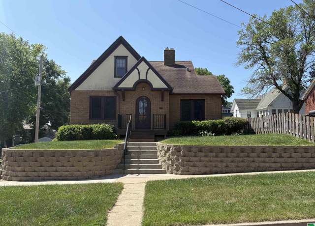 Property at 710 26th St, Sioux City, IA 51104, 3 beds, 1 bath