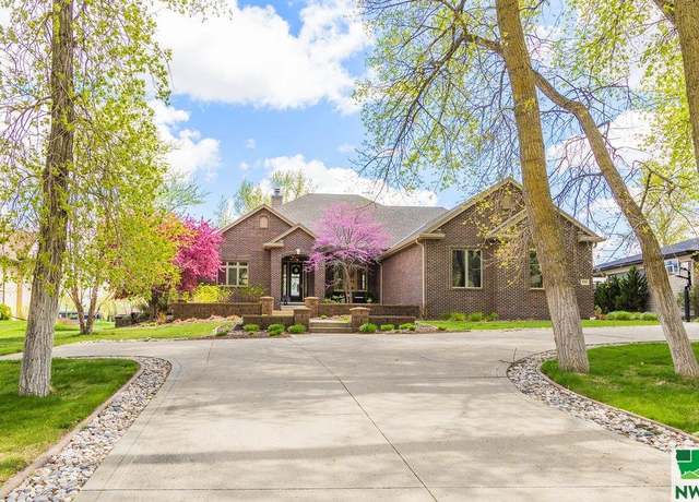 Property at 856 E Sawgrass Trl, Dakota Dunes, SD 57049, 5 beds, 4.5 baths