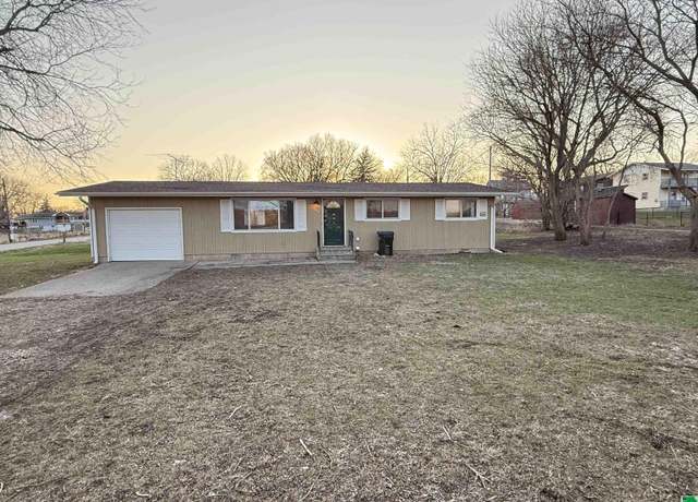 Property at 605 Pleasantview St, Cherokee, IA 51012, 3 beds, 1 bath