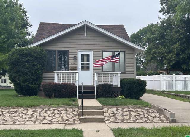 Property at 2221 Fairbanks St, Sioux City, IA 51109, 1 bed, 2 baths
