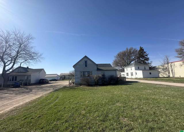 Property at 1209 E Cherry St, Vermillion, SD 57069, 4 beds, 2 baths