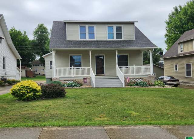 Property at 916 9th St, Sheldon, IA 51201, 3 beds, 2 baths