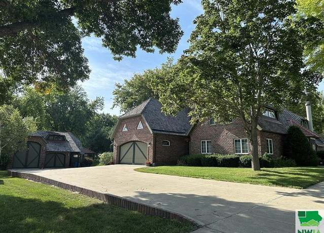 Property at 417 6th Ave, Sheldon, IA 51201, 3 beds, 5 baths