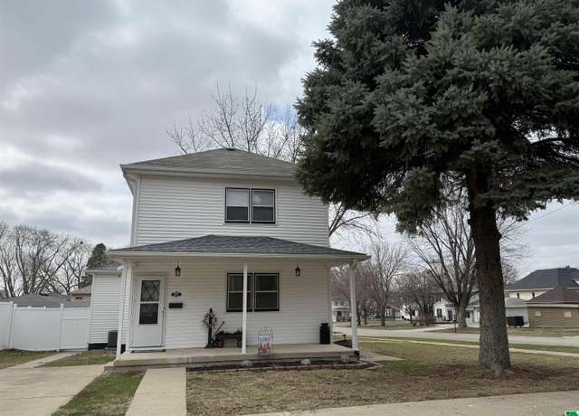 Property at 401 1st Ave Ave SE, Lemars, IA 51031, 4 beds, 3 baths