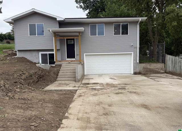 Property at 2500 S Saint Aubin St, Sioux City, IA 51106, 3 beds, 2 baths