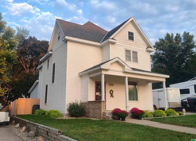 Property at 1240 Central Ave Ave SE, Lemars, IA 51031, 4 beds, 1.5 baths
