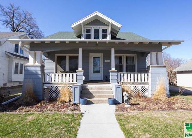 Property at 215 4th St St NW, Lemars, IA 51031, 4 beds, 1.5 baths