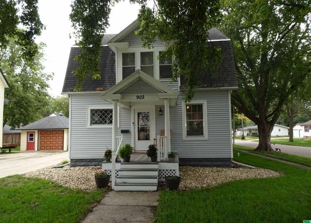 Property at 902 6th Street St, Sheldon, IA 51201, 3 beds, 1.5 baths