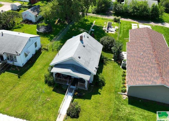 Property at 1514 W 29th St, Sioux City, IA 51103, 2 beds, 1 bath
