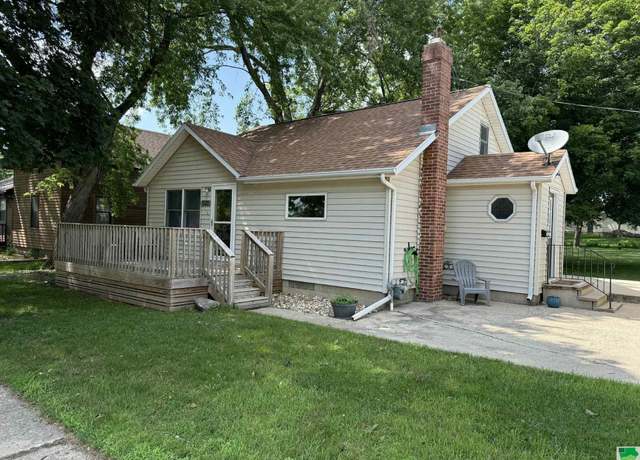 Property at 1020 9th St, Sibley, IA 51249, 3 beds, 2 baths