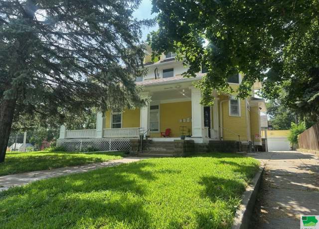 Property at 1601 Grandview Blvd, Sioux City, IA 51103, 5 beds, 4.5 baths