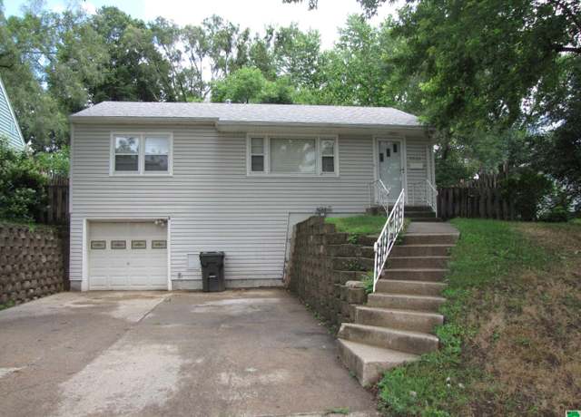 Property at 2530 S Cecelia St, Sioux City, IA 51106, 3 beds, 2 baths