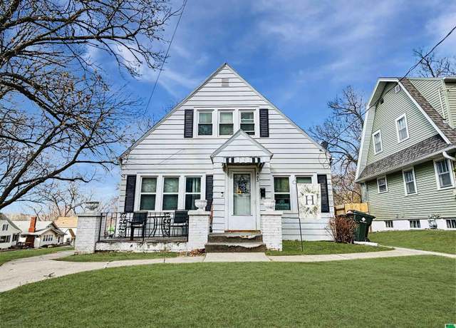 Property at 401-03 32 St, Sioux City, IA 51104, 4 beds, 2.5 baths