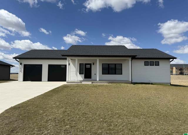 Property at 1610 Lincoln Pl SE, Orange City, IA 51041, 2 beds, 1.5 baths