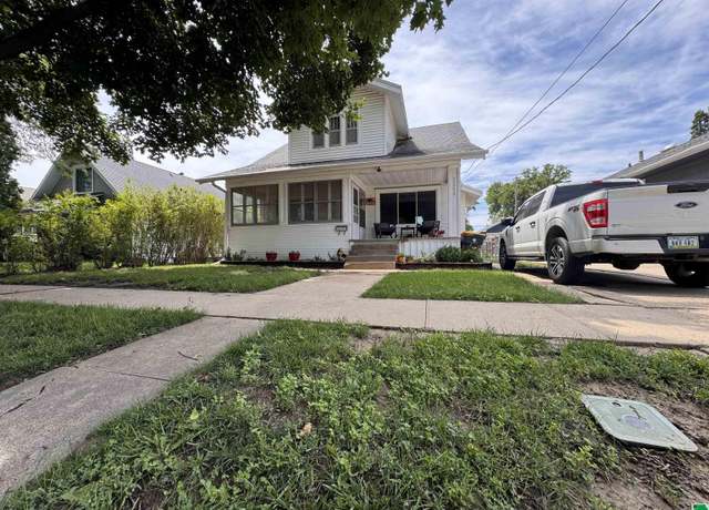 Property at 1209 S Mulberry St, Sioux City, IA 51106, 4 beds, 1.5 baths