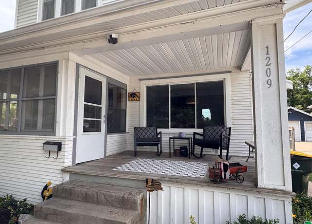 Property at 1209 S Mulberry St, Sioux City, IA 51106, 4 beds, 1.5 baths