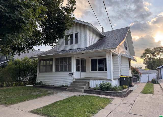Property at 1209 S Mulberry St, Sioux City, IA 51106, 4 beds, 1.5 baths