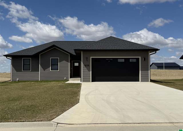 Property at 1614 Lincoln Pl SE, Orange City, IA 51041, 3 beds, 2 baths
