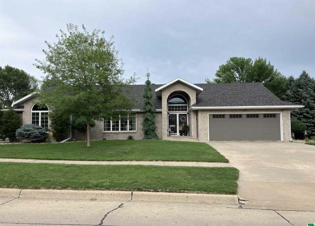 Property at 601 Lincoln Ave Ave SE, Orange City, IA 51041, 4 beds, 3 baths
