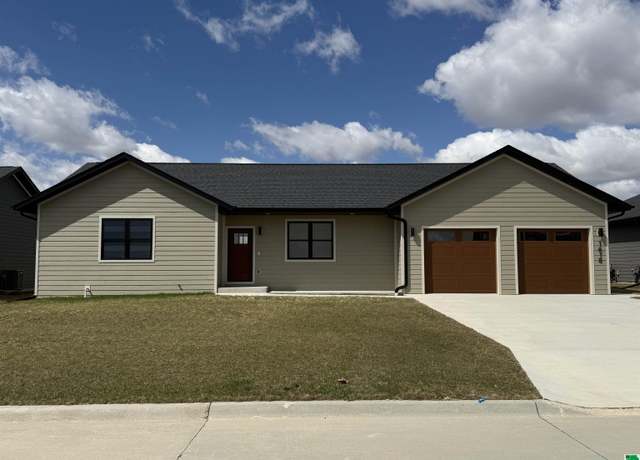 Property at 1618 Lincoln Pl SE, Orange City, IA 51041, 2 beds, 1.5 baths