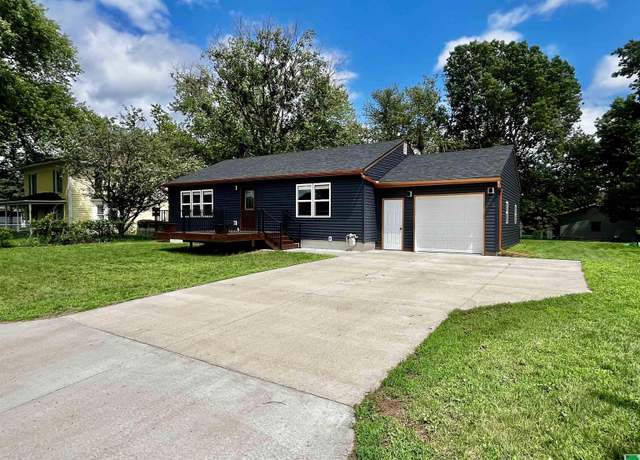 Property at 406 S Court St, Elk Point, SD 57025, 4 beds, 3 baths